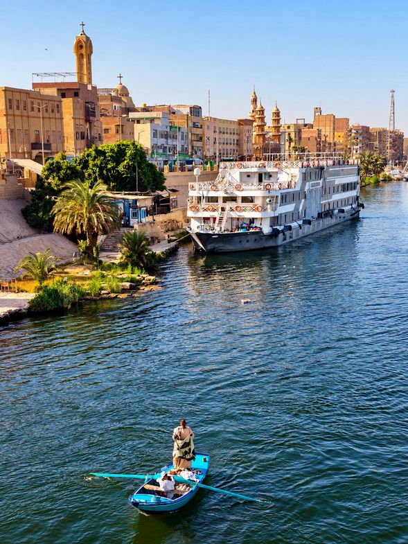 尼羅河遊輪 Nile Cruise
登上尼羅河遊輪後,沿著河流一路向路克索方向航行。不同於陸路移動,可以在船上欣賞尼羅河兩岸農田、村落與沙漠景觀,感受古埃及文明沿河發展的旅行方式。