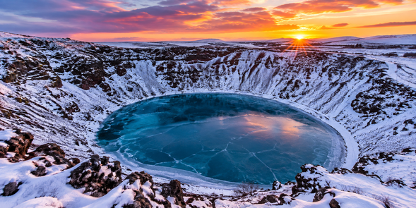 Kerið 火山口湖
形成於火山活動的火山口湖,紅褐色火山岩環繞著湖水,呈現鮮明的自然色彩。可沿著火山口步道欣賞不同角度的湖泊與火山地形。