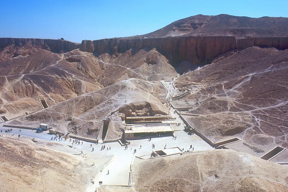 帝王谷
隱藏在荒涼的峽谷之中,帝王谷靜靜守護著昔日榮耀。蜿蜒的山脈間,陵墓入口低調而神秘,通往精雕細琢的地下世界。石壁上滿布絢麗壁畫,色彩依舊鮮明,描繪著王者榮耀與來世旅程。
