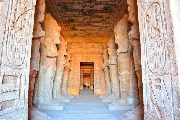 阿布辛貝神殿
阿布辛貝大、小神殿是拉美西斯二世建於公元前1275年的神殿,宏偉的建築展現古埃及泱泱大國的氣勢。其中大神殿是拉美西斯二世為自己所蓋的神殿,被稱為拉美西斯二世神殿RamsesIITemple。小神殿是為他最心愛的皇后娜法塔莉所蓋,被稱為娜法塔莉神殿NefretariTemple。阿斯旺水壩開始興建時,因神殿位於淹沒區,埃及政府獲聯合國教科文組織的協助,世界各國提供技術及經濟的援助,在使用高超的工程技術及大筆資金的幫助下,將大神殿鋸成大石塊,遷移至比原址高60公尺之處。