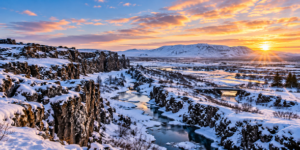 辛格維利爾國家公園 Thingvellir
冰島最具歷史與地質意義的景點之一,也是歐亞板塊與北美板塊交界地帶。遼闊裂谷、湖泊與自然景觀交織,是認識冰島歷史與地質的重要一站。