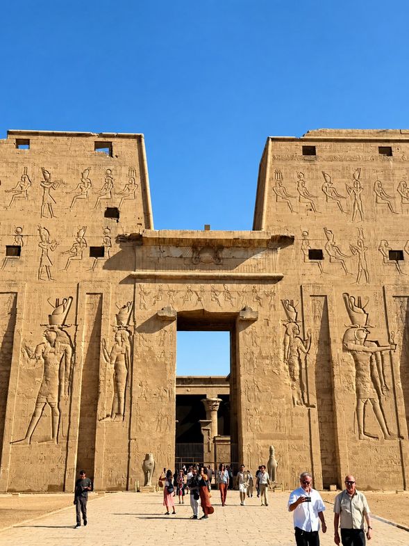 艾德夫神殿 Edfu Temple
尼羅河沿岸重要的古埃及神殿之一,擁有高大的塔門、石柱與大量壁面浮雕。走進神殿內部,可以從保存下來的建築空間,更具體感受古埃及神殿的規模與結構。