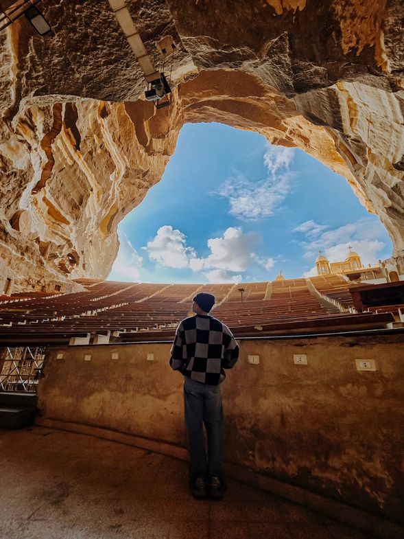 洞穴教堂 Cave Church
開羅極具特色的宗教景點,以山壁與洞穴空間形成特殊的教堂建築。不同於傳統埃及神殿,在岩壁與宗教藝術之間,可以看見開羅另一種文化與信仰面貌。