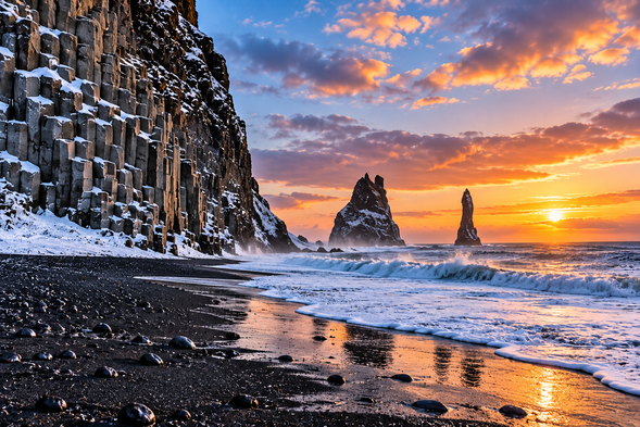 維克黑沙灘 Reynisfjara Black Sand Beach
冰島最著名的黑沙灘之一,由火山活動形成的黑色沙粒、海岸玄武岩柱與雷尼斯岩柱共同構成震撼景觀。大西洋海浪拍打黑色海岸,呈現冰島原始而神秘的自然風貌。
