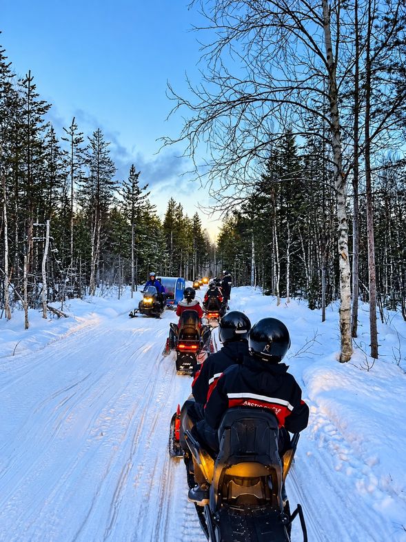 雪地摩托 Snowmobile
午後進入真正的拉普蘭冬季體驗。在專業人員帶領下展開雪地摩托活動,穿梭於覆滿白雪的森林與冰封湖泊之間,感受北極圈冬季截然不同的移動方式。