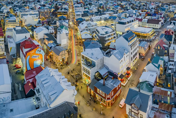 勞加維格購物街Laugavegur
是雷克雅維克最古老的購物街之一,名稱意為「洗衣之路」。過去這條路通往Laugardalur山谷著名的天然溫泉與洗衣地點,當時整個城市的居民都在那裡清洗衣物。這段歷史為街道增添了獨特的魅力,而如今它更因為聚集了許多精品店與特色商店而深受當地人與旅客喜愛,吸引大量購物人潮。到了夜晚,街道上的酒吧、夜店與餐廳紛紛開門營業,成為居民與遊客聚集的熱鬧場所。