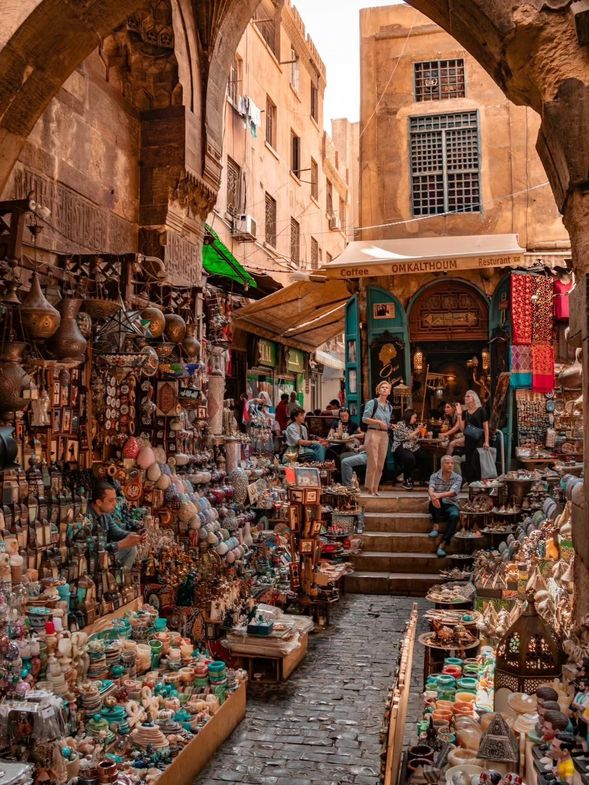 哈利利市集 Khan el-Khalili
開羅最具代表性的傳統市集之一,街巷間聚集香料、燈飾、工藝品與各式特色商店。穿梭熱鬧巷弄之間,感受老開羅充滿生活感與異國色彩的市場氛圍。