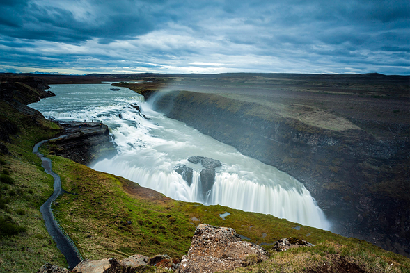 Gullfoss 黃金瀑布
冰島的黃金瀑布(Gullfoss)是冰島最具代表性的兩級斷層瀑布,位於南部的Hvítá白河上,總落差約32米,水流奔騰、水霧迷漫,被譽為冰島最壯麗的瀑布之一。作為「黃金圈」經典旅遊路線的核心景點,它全年開放,夏季可見彩虹,冬季則是冰封美景。