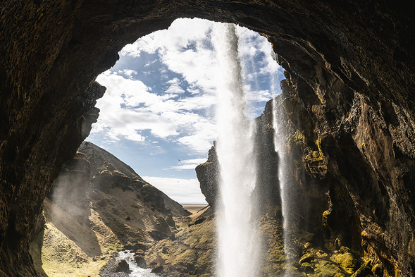 塞裏雅蘭瀑布Seljalandsfoss
又稱牧場瀑布, 因其附近的一處牧場而得名,瀑布高60 米。瀑布後面、懸崖底部有一條可供人穿過的小徑,在那裏遊覽拍照是這裏的一大亮點,有如進入水簾洞一般!無數攝影師被它的美妙所傾倒!太陽照耀在水簾上,幻化成一道美麗璀璨的虹,景色十分壯觀。每當到了夏季,瀑布與附近的綠色山坡、茂盛草原、五顏六色的芬芳野花、潺潺的溪流相互映襯,仿佛是世外桃源般美麗,讓每個人都驚訝於它孤懸於山壁,但卻同周圍互相融合的美麗。