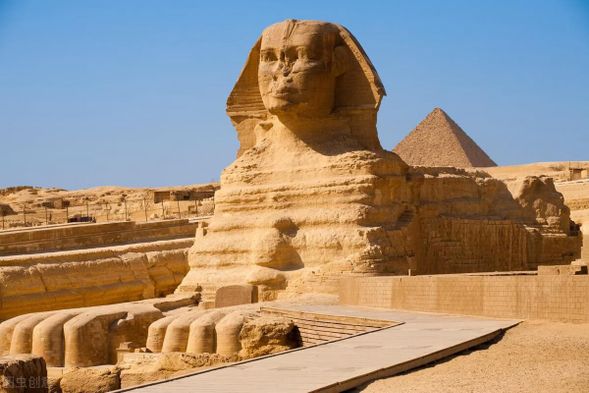 獅身人面像 Great Sphinx of Giza
守護吉薩金字塔群的經典地標,以獅身與人面造型聞名。巨大的石雕與後方金字塔共同構成埃及最具辨識度的景觀,也是來到吉薩不可錯過的代表畫面。
