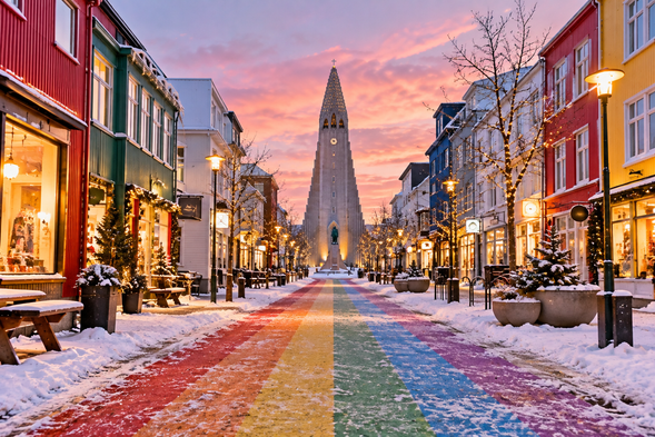彩虹街 Rainbow Street
位於雷克雅維克市中心的彩色街道,以鮮明的彩虹地面與遠方哈爾格林姆教堂形成特色街景。周圍有商店、咖啡館及餐廳,適合自由散步與拍照