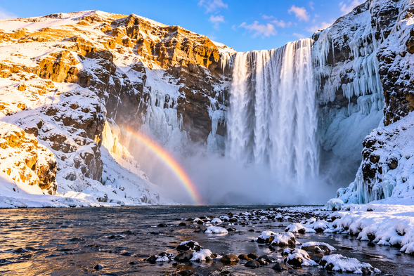 斯科加瀑布 Skógafoss
高約60公尺、寬約25公尺的壯麗瀑布,水流從陡峭山壁直落而下,氣勢磅礡。天氣晴朗時,瀑布水霧間有機會出現彩虹,是冰島南岸極具代表性的攝影景點。