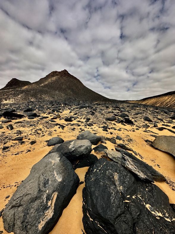 黑白沙漠 Black & White Desert
一次感受兩種截然不同的沙漠地貌,從黑色岩石覆蓋的荒漠,到白色岩層經長年風蝕形成的特殊造型,呈現埃及除了金字塔之外令人意外的自然景觀。