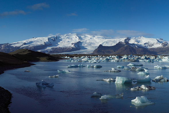 Fjallsárlón(小冰河湖)
位於冰島瓦特納冰川(Vatnajökull)南端的祕境景點,距離熱門的傑古沙龍冰河湖僅10分鐘車程。因其規模較小、人潮較少且能更近距離觀賞崩落的冰舌與浮冰,被譽為「小冰河湖」,適合喜歡安靜、近距離感受冰川震撼的遊客。
