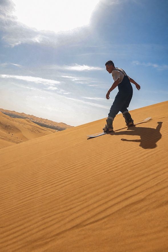 滑沙體驗 Sand Boarding
利用沙丘天然坡度體驗滑沙,在遼闊沙漠中感受不同於古蹟參觀的戶外活動。腳下是綿延沙丘,周圍則是埃及荒漠景觀,為整趟旅程增加更具動感的一面。