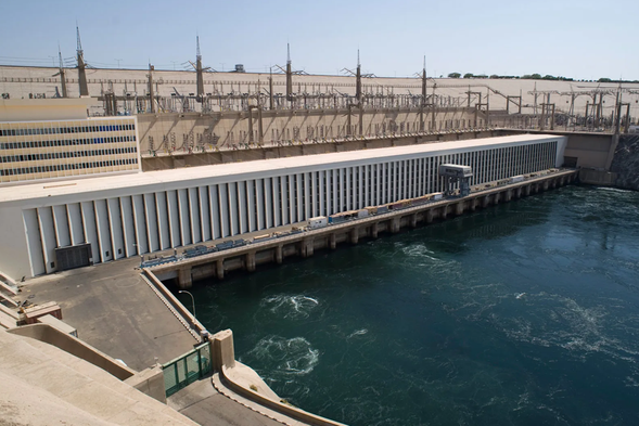 亞斯文大壩
具有調節尼羅河水量重要功能的亞斯文大水壩,這是世界大水壩之一。興建起因為解決尼羅河氾濫的問題,在俄國的幫助下興建了亞斯文水壩,避免了尼羅河的氾濫,建造此水壩所用掉的花崗岩石塊是古夫金字塔的十幾倍,由此可見其建築工程的偉大艱辛,於壩上俯瞰亞斯文市以及納塞湖的美麗風光,令人心曠神怡。