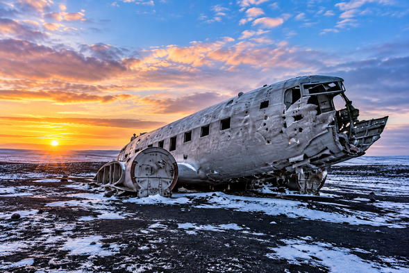 飛機殘骸 Sólheimasandur Plane Wreck
位於冰島南岸黑色沙原上的經典地標,一架美軍DC-3運輸機於1973年迫降後留下機身殘骸。銀白色機身與遼闊黑色火山沙原形成強烈對比,呈現冰島荒涼而獨特的景觀。
本行程包含飛機殘骸接駁車體驗,實際參觀依當地接駁營運及天候條件安排。