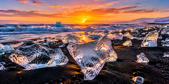 鑽石沙灘 Diamond Beach
冰河湖中的浮冰隨水流進入大海後,部分被海浪沖回黑色沙灘。晶瑩剔透的冰塊散落在黑沙上,在陽光照射下宛如一顆顆鑽石。
