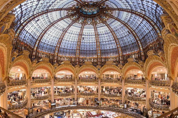 巴黎老佛爺斯曼旗艦店
又稱拉法葉百貨(Galeries Lafayette Paris),位於法國巴黎市中心,是地上7層地下1層的建築物,每一層樓都設有餐館,7樓還有夏天才開放的露天餐館,並特別設有華人接待處,購物上十分方便,大部份的名牌精品都有在此設櫃,可以一次買足並退稅。