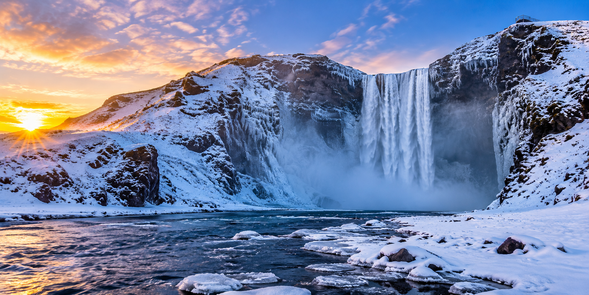 斯科加瀑布 Skógafoss
冰島最壯觀的瀑布之一,寬闊水幕從約 60 公尺高的峭壁傾瀉而下。晴朗時水霧經常形成彩虹,是南岸極具代表性的自然景觀。
