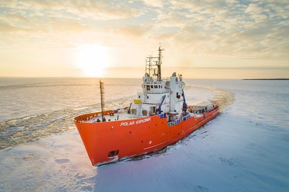 極地破冰船 Icebreaker Cruise
搭乘觀光破冰船航行於冬季冰封海域,看著巨大船身劈開海冰向前航行,深入白色冰原世界。
原始行程安排約 3 小時破冰船航程,並包含往返港口接駁、冰海漂浮、視冰層條件安排的冰面行走,以及破冰船巡航證書。