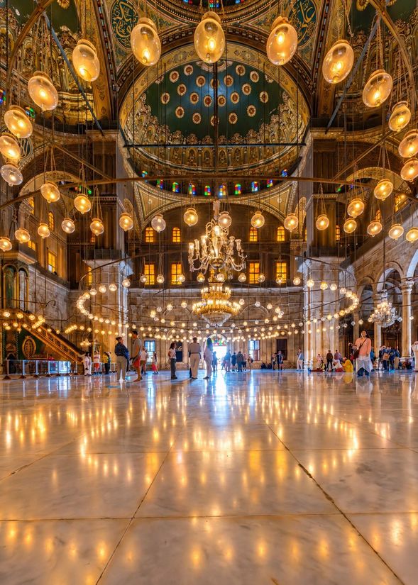穆罕默德阿里清真寺 Mohamed Ali Mosque
位於薩拉丁城堡內的重要清真寺,以大型圓頂、宣禮塔與宗教建築空間聞名。華麗的建築風格與前段古埃及神殿形成鮮明對比,看見埃及不同時代留下的文化面貌。
