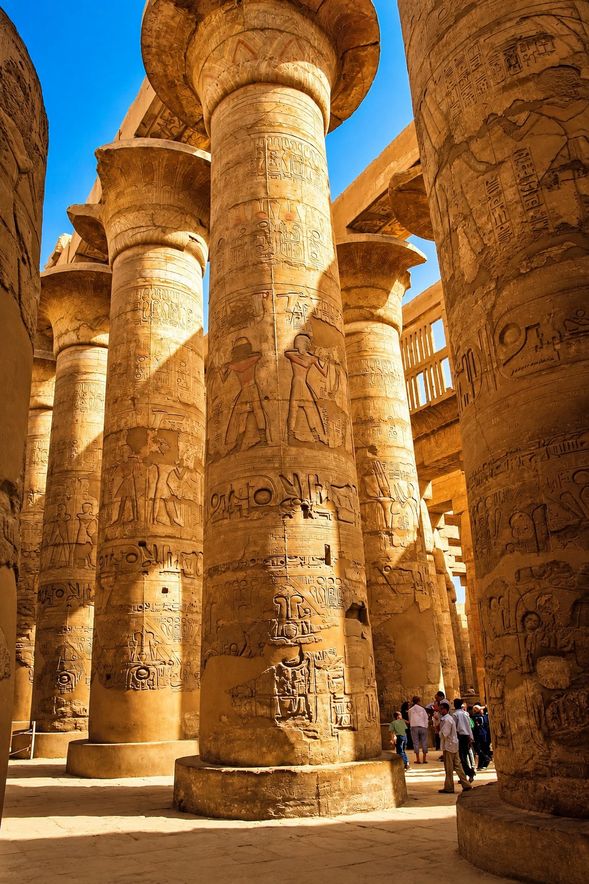 卡納克神殿 Karnak Temple
規模宏大的古埃及神殿建築群,其中巨型石柱與密集雕刻最具震撼力。穿梭於石柱、雕像與古老遺跡之間,可以實際感受古埃及宗教建築龐大的尺度。