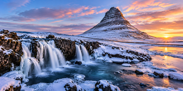 草帽山 Kirkjufell Mountain
斯奈山半島最具代表性的自然地標之一,因獨特而對稱的山形聞名。搭配附近瀑布、河流與季節景色,構成冰島相當經典的攝影畫面。