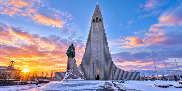 哈爾格林姆教堂 Hallgrímskirkja
雷克雅維克最具代表性的地標之一,建築設計靈感來自冰島火山玄武岩柱,外觀高聳而獨特。旅客可自行前往參觀,亦可視開放情況購票登塔,欣賞城市及周圍山海景觀。