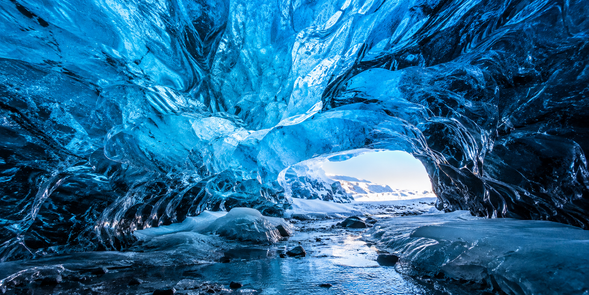 藍冰洞 Blue Ice Cave
冬季冰島最具特色的限定體驗之一,在專業嚮導帶領下進入冰川內部。冰層經過長時間壓縮後呈現深淺不同的藍色,在自然光線下形成夢幻的冰晶世界。