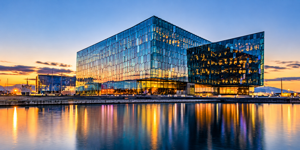 哈帕音樂廳 Harpa Concert Hall
位於雷克雅維克海港旁的現代建築,以幾何玻璃帷幕與光影變化聞名。建築外觀會隨著天空與海面光線呈現不同色彩,是冰島首都極具設計感的文化地標。