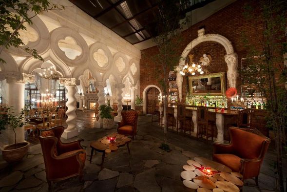 住宿:中世紀吸血鬼酒店Sacred house hotel 或同級優選飯店
