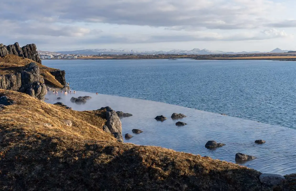 天空之湖 Sky Lagoon
天空潟湖位於雷克雅維克的海邊,鄰近熱鬧的首都圈。不僅交通便利,還為旅客提供了除藍湖之外的全新選擇。天空潟湖還有一個美麗又浪漫的名稱——「海天相接之處」。你可以浸泡在溫暖無邊際的地熱溫泉中,欣賞壯麗的北大西洋美景,無論是觀賞璀璨的日落,還是幸運地遇見夜空中舞動的絢麗北極光,都會帶來難忘的體驗。