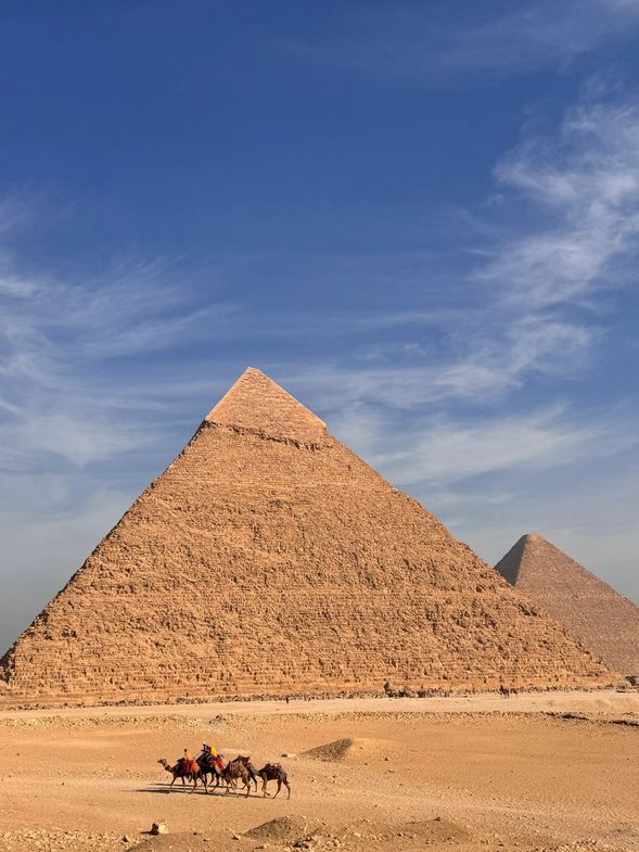 吉薩金字塔群 Giza Pyramids
埃及最具代表性的世界級古蹟,巨大的金字塔矗立於吉薩高原之上,歷經數千年依然震撼。行程特別安排其中一座金字塔入內,實際走進古埃及建築內部空間。
備註 : 金字塔實際入內塔體依當地安排其中一座為準。
