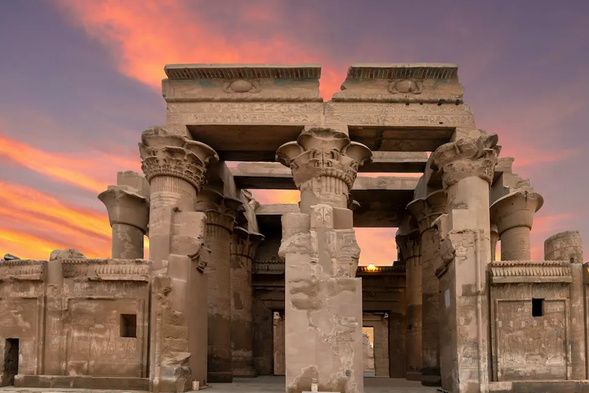 康孟波神殿
對稱設計獨樹一格,供奉兩位神祇,象徵著和諧與平衡。踏入神殿,精緻浮雕描繪著古老儀式,石柱間彌漫著神祕氛圍