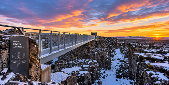 洲際之橋 Bridge Between Continents
位於歐亞板塊與北美板塊交界的象徵性景點。旅客可以步行跨越兩大板塊之間的裂谷,親身感受冰島位於大西洋中洋脊上的特殊地質環境。