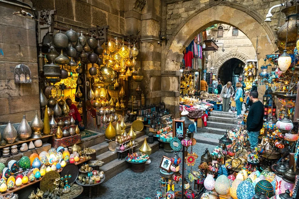 哈利利大市集
充滿伊斯蘭教色彩的傳統市集,從14世紀開始就是商業中心,現今是全埃及最大的市集。多采多姿、琳瑯滿目的各式埃及傳統與紀念商品,充滿著熱鬧異國情調,讓您精神振奮、眼睛為之一亮,是您採購埃及紀念品最佳地方。