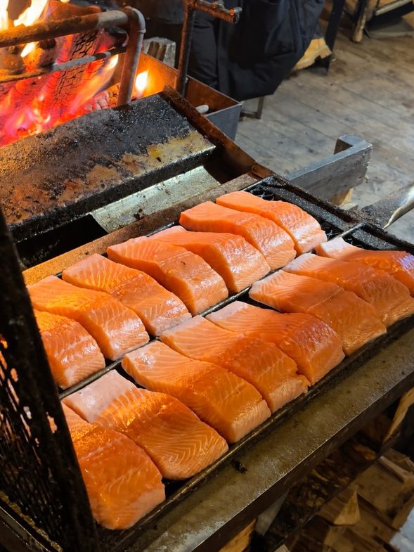 拉普蘭特色現烤鮭魚
傍晚安排特色鮭魚料理,以傳統方式烤製新鮮鮭魚,搭配北歐風味配菜,作為今日雪地活動後的特色餐食。