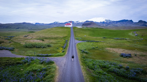 Hellissandur 紅色小房子(Ingjaldshóll Church)「英嘉德教堂」
視力測驗的小房子真實存在 !
紅色屋頂與白色外牆的組合,在視覺上形成強烈對比,特別是在藍天與綠草的襯托下,更能幫助測試者辨識色彩與形狀。因此獲選成為視力測驗的圖片 !