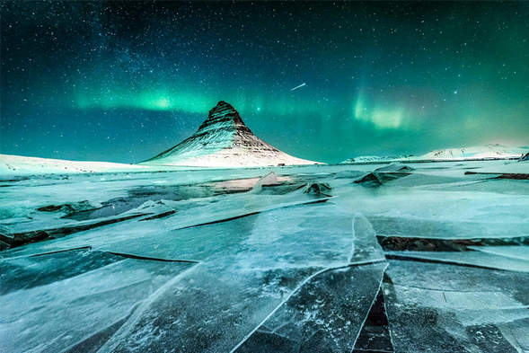 Kirkjufell Mountain 草帽山
冰島斯奈山半島有座聞名的教堂山(Kirkjufell ),因為造型也像一頂草帽,也有個別名叫草帽山,位於格倫達菲厄澤小鎮(Grundarfjörður)附近,高約463公尺,造型獨特四周空曠所以是愛好攝影者喜的地標,不管是拍攝極光,午夜太陽都是絕佳地點,著名影集「權力遊戲」也曾在這裡取景拍攝。