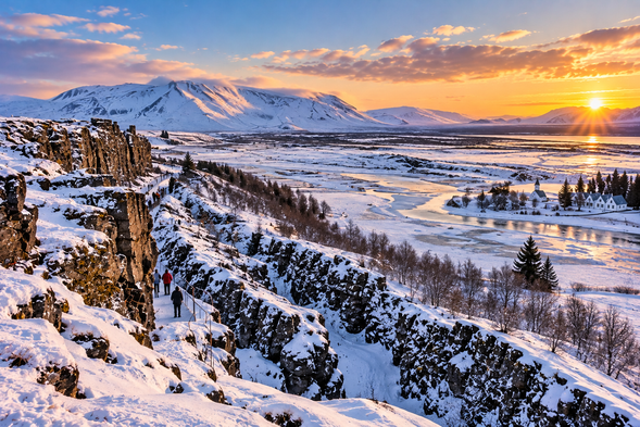 辛格維利國家公園 Þingvellir National Park
冰島最重要的自然與歷史景點之一,也是聯合國教科文組織世界文化遺產。這裡位於北美板塊與歐亞板塊交界地帶,可欣賞板塊張裂形成的壯觀地形,同時也是冰島古代議會的重要歷史所在地。