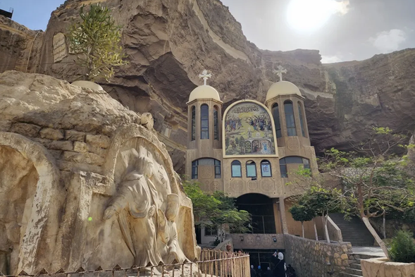 洞穴教堂
聖西蒙教堂,又稱為洞穴教堂(TheMonasteryofSaintSimon),位於開羅的垃圾城內。沿著小小的斜坡走入教堂,岩洞中開鑿的教堂讓人非常震撼,極具神秘氣息;而巨大壯觀的山壁上也刻各個基督雕像和聖經故事,教堂位於巨大的洞穴內。更特別的是,人們必需要穿過垃圾城才能抵達教堂,使教堂內外有強烈的反差感。教堂入口看似平平無奇,走進內卻彷如另一個世界。