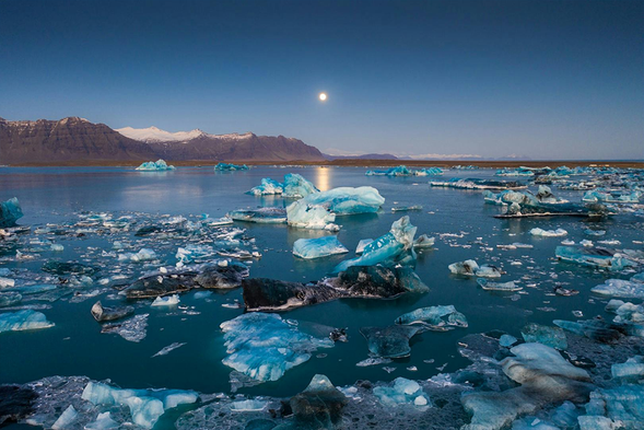 鑽石冰沙灘(Diamond Beach / Breiðamerkursandur)
位於冰島東南部,鄰近傑古沙龍冰河湖(Jökulsárlón),是因瓦特納冰川融化的冰塊經由冰河湖漂流至大海,再被海浪沖上黑沙灘形成的獨特奇景。這裡冰塊如鑽石般閃耀,是著名的旅遊與攝影勝地。