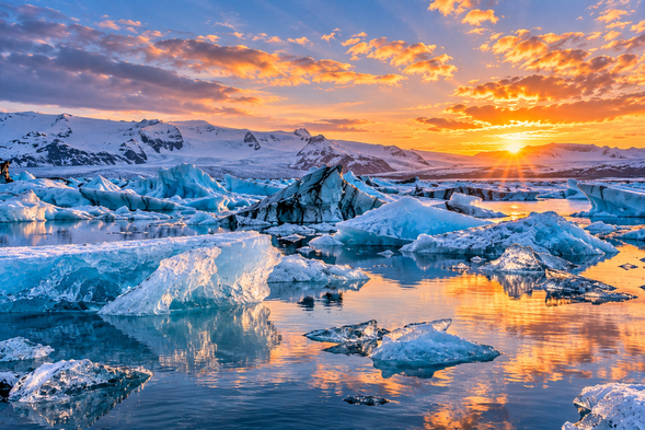 傑古沙龍冰河湖 Jökulsárlón Glacier Lagoon
冰島最令人嚮往的自然景觀之一,巨大的冰塊從瓦特納冰川分離後漂浮於湖面,形成藍白交錯的夢幻冰河湖。隨著陽光、雲層與冰塊位置變化,每一刻都呈現不同景色,是冰島不可錯過的經典景點。