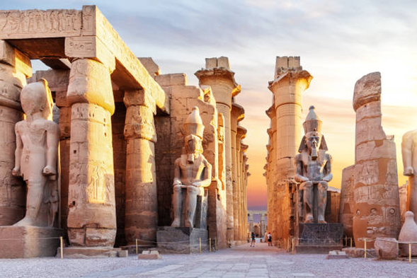 路克索神殿
佇立於尼羅河畔,宏偉石柱與壯麗雕刻展現無與倫比的古典美感,大門前的方尖碑與巨像矗立,迎接每位踏入神秘國度的旅人