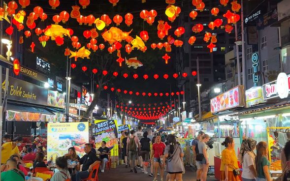 Jalan Alor
Discover Kuala Lumpur's renowned food street, where you can savour a wide variety of Malaysian street food, from satay and grilled seafood to local desserts.