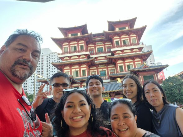 Buddha Tooth Relic Temple and Museum | The guide will bring you to the Buddha Tooth Relic Temple which is a prominent Buddhist temple located in the heart of Singapore’s Chinatown. It is renowned for housing a sacred relic, believed to be a tooth of the Buddha, which is enshrined in an elaborate stupa in the temple.