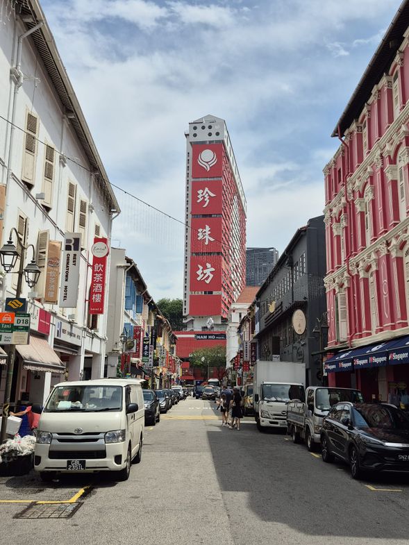Chinatown I Enjoy a relaxed walk through the historic Chinatown and immerse yourself in Singapore’s cultural heritage. Explore charming shophouses, visit traditional stores, and uncover hidden gems that showcase the city’s unique charm.