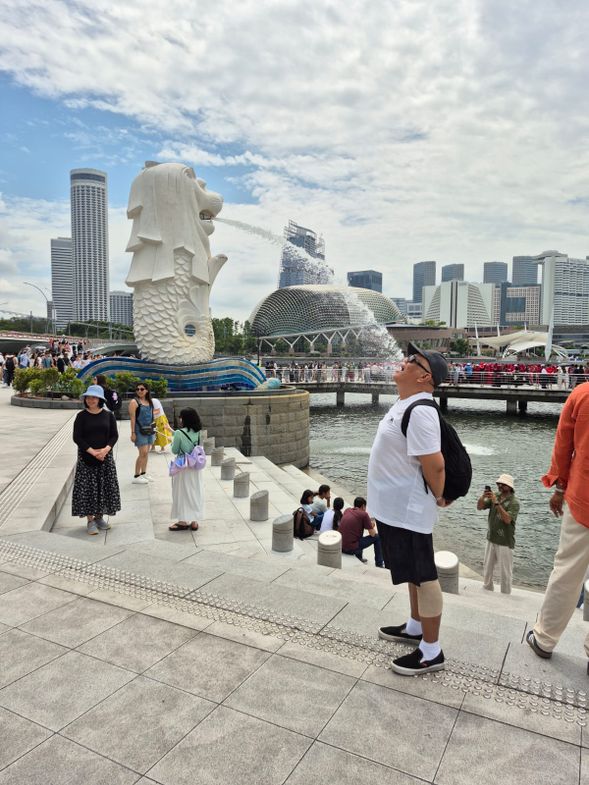 Merlion Park is home to one of Singapore’s most famous landmarks: the Merlion, a mythical creature with the head of a lion and the body of a fish. Overlooking Marina Bay, this striking statue symbolizes Singapore’s humble beginnings as a fishing village and its transformation into a global city.