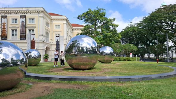 Walk through beautifully preserved spaces like the Padang, the National Gallery Singapore, and the iconic Victoria Theatre. Surrounded by lush greenery and set against the backdrop of the Singapore River, the Civic District offers a thoughtful blend of heritage and modernity—perfect for anyone seeking to understand the roots of the nation.